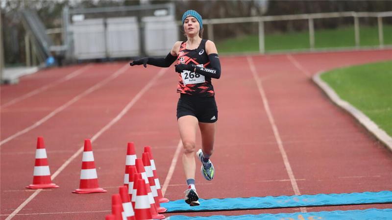 Silvesterlauf: Selbst die langsamste Läuferin kommt lächelnd ins Ziel Julia Franke ist über fünf Kilometer schneller als der schnellste Mann.