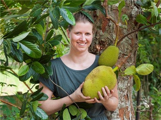 Julia Huthmann mit der Jackfruit in natura und Dose. Foto: privat