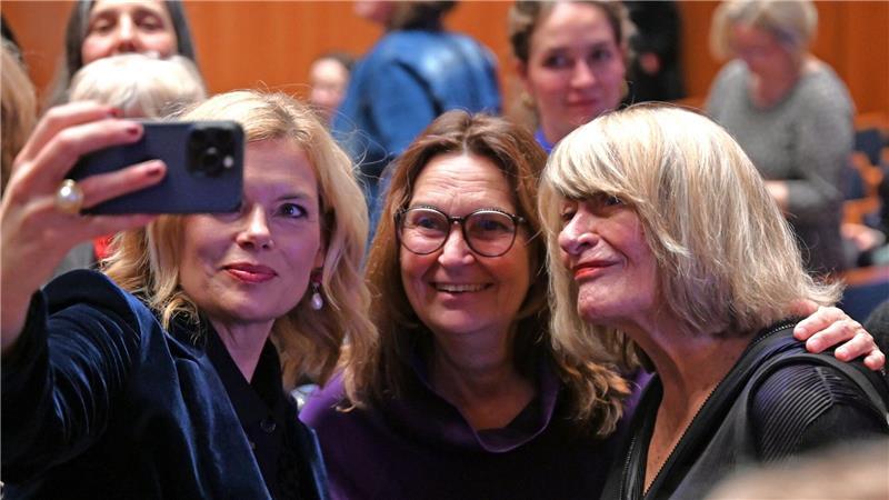 Klöckner zu Prostitution: Deutschland ist der „Puff Europas“ Julia Klöckner (v.l.-r., CDU), Bundestagspräsidentin, Mechthild Heil (CDU) und Frauenrechtlerin Alice Schwarzer lächeln für ein Selfie.