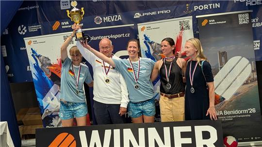 Julia Kopf (Mitte) mit der Hand am Pokal. Die Buxtehuderin holte zwei EM-Siege in Prag.