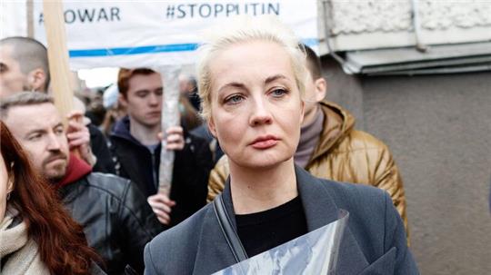 Julia Nawalnaja, die Witwe von Alexej Nawalny, steht in einer Warteschlange vor der russischen Botschaft, um ihre Stimme bei der Präsidentschaftswahl abzugeben.