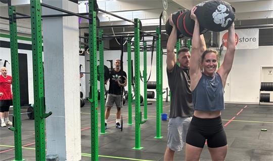 Julia Oldehaver und Bastian Kampmann trainieren mit dem 50 Kilo schweren Crossfit-Wurm - ein Zusatzgewicht für das Teamtraining, das Koordination, Teamgeist und Kraft erfordert.