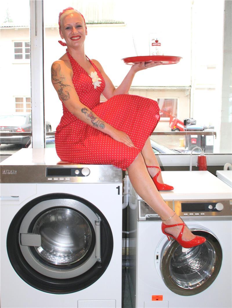 Julia Simon-Wetzel in der ersten Waschbar 60 Grad in der Bahnhofstraße.