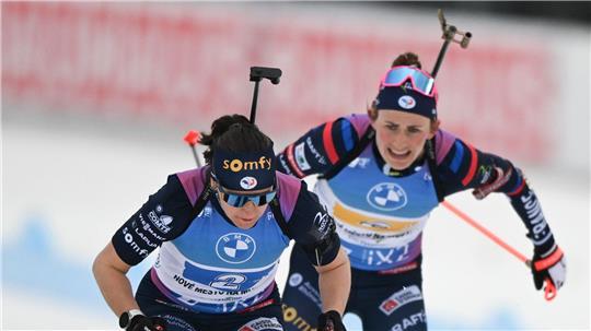 Julia Simon (l) darf nach dem Kreditkartenbetrug an ihrer Teamkollegin Justine Braisaz-Bouchet (r) bei Olympia teilnehmen. (Archivbild)