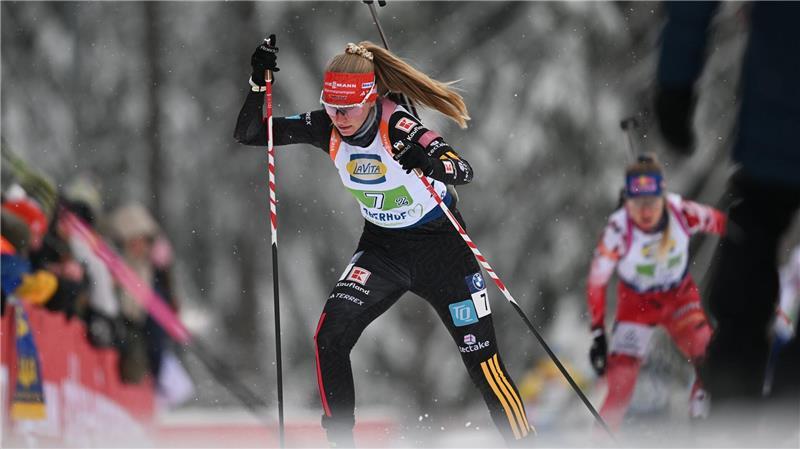 Deutsche Biathletinnen Staffel-Dritte in Oberhof Julia Tannheimer kommt ohne Extrarunde durch.