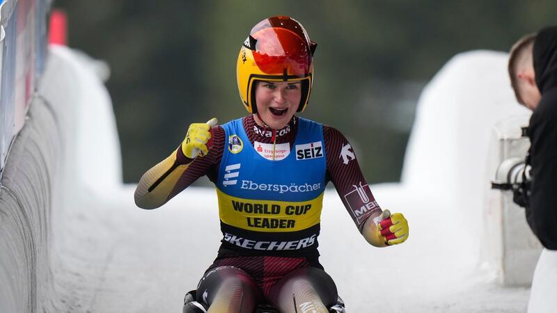 Bilder des Tages Julia Taubitz aus Deutschland jubelt nach dem Rennen über ihren ersten Platz beim Weltcup.
