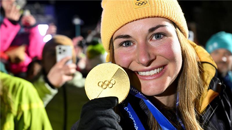Julia Taubitz jubelt mit ihrer Goldmedaille bei den Olympischen Winterspielen Mailand Cortina 2026.