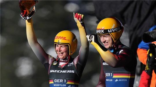 Julia Taubitz (l) und Max Langenhan holen das Premieren-Gold im Mixed-Einzelwettbewerb.