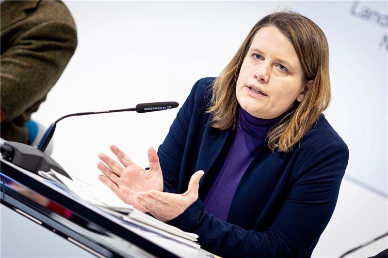 Droht Niedersachsen der Schul-Kollaps? – Lehrermangel schlimm wie nie Julia Willie Hamburg (Bündnis 90/Die Grünen), Kultusministerin von Niedersachsen, spricht auf einer Pressekonferenz zum 2. Schulhalbjahr. Foto: Moritz Frankenberg/dpa