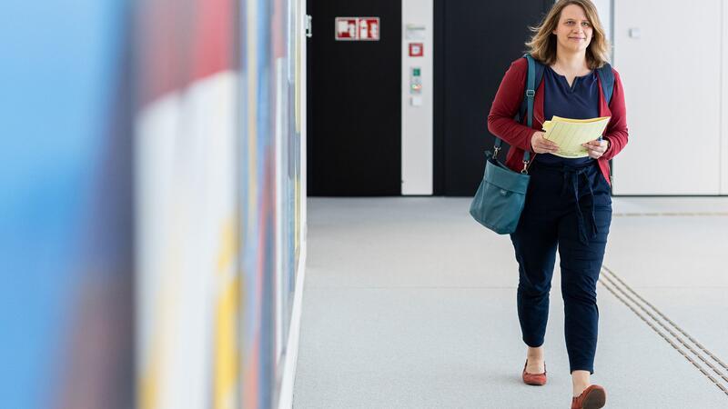 Julia Willie Hamburg (Bündnis 90/Die Grünen), Kultusministerin Niedersachsen, kommt zur Pressekonferenz zum Beginn vom neuen Schuljahr in Niedersachsen in der Landespressekonferenz.