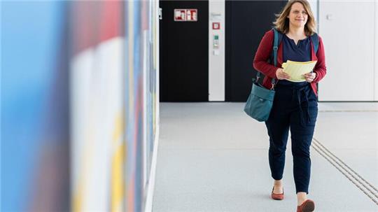 Julia Willie Hamburg (Bündnis 90/Die Grünen), Kultusministerin Niedersachsen, kommt zur Pressekonferenz zum Beginn vom neuen Schuljahr in Niedersachsen in der Landespressekonferenz.