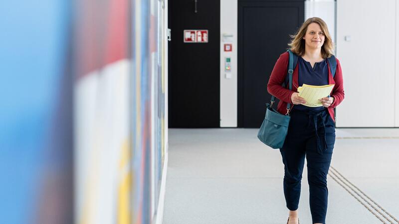 Julia Willie Hamburg (Bündnis 90/Die Grünen), Kultusministerin Niedersachsen, kommt zur Pressekonferenz zum Beginn vom neuen Schuljahr in Niedersachsen in der Landespressekonferenz.