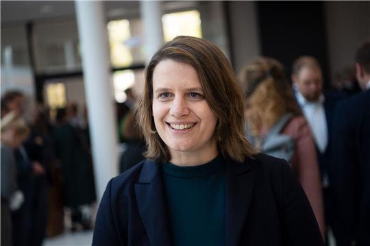 Julia Willie Hamburg (Grüne) soll neben Ministerpräsident Stephan Weil künftig den VW-Konzernchefs auf die Finger schauen. Foto: dpa
