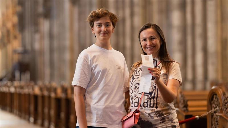 Julia und David, in Istanbul lebende Ukrainer, sind die ersten Gäste jemals, die für den Dom Eintritt zahlen mussten.