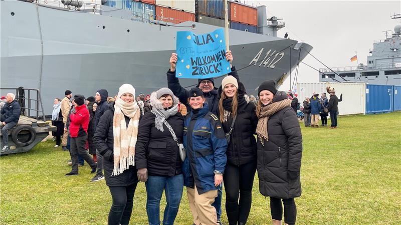 „Julia - willkommen zurück“: Nach vier Monaten auf See im Rahmen von Indo-Pacific Deployment 2024 freut sich Julia Kelm über den herzlichen Empfang von Familie und Freundin in Wilhelmshaven.