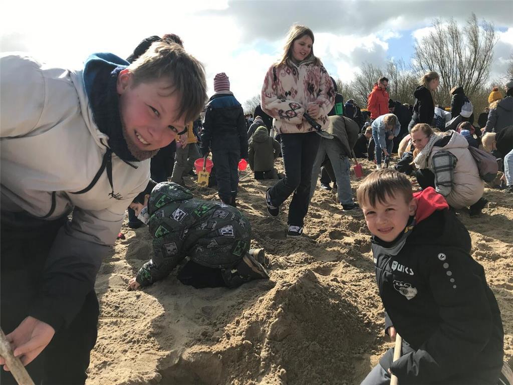 Julian (11) und Constantin (8) buddeln nach Ostereiern.