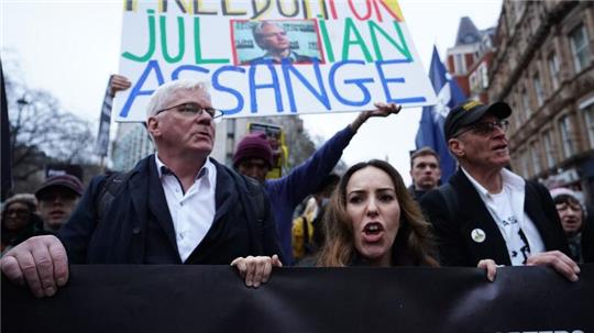 Julian Assanges Frau Stella Assange (M) marschiert mit Unterstützern nach der Auslieferungsanhörung in London vom Royal Courts of Justice zur Downing Street.