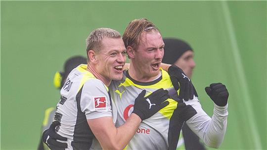 Julian Brandt (r) jubelt mit Julian Ryerson über seinen Treffer.