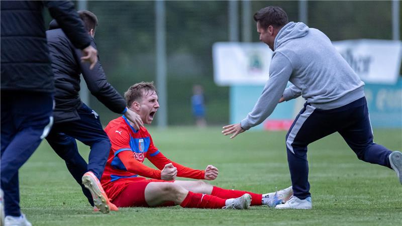 Julian Budde schießt D/A II mit seinem Tor zum Pokalsieg. Teamchef Benjamin Zielke stürmt den Platz vor Freude.