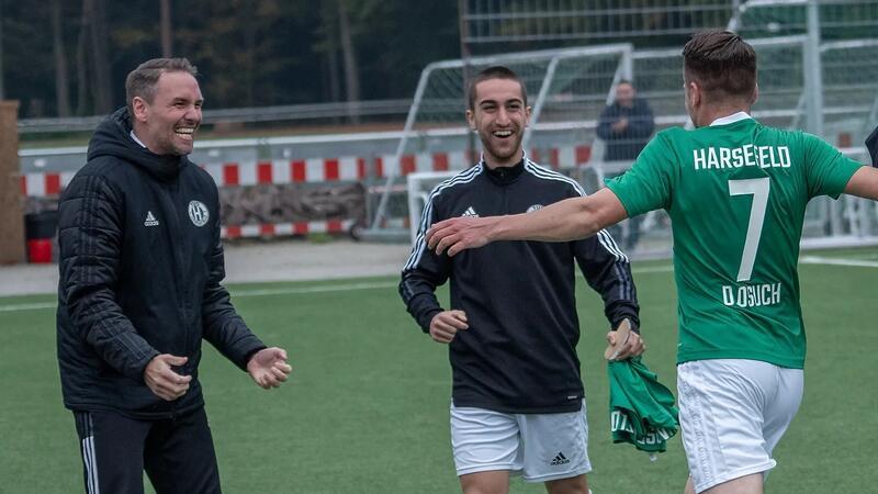 TuS Harsefeld feiert Kantersieg und muss auf Trainersuche gehen Julian Geils (links), hier beim 2:0-Sieg über den Oberliga-Absteiger Lüneburger SK, wird nach der Saison beim TuS Harsefeld als Trainer aufhören.