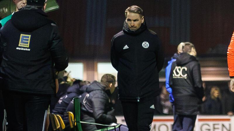 A/O siegt im Derby: Warum der Kapitän nicht lange feierte - So geht’s dem TuS-Trainer Julian Geils stand nach mehreren Wochen wieder an der Seitenlinie beim TuS Harsefeld. Er ist aber noch nicht wieder bei vollen Kräften und musste sich oft in den mitgebrachten Stuhl setzen.