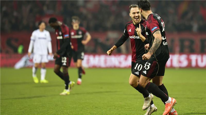 Julian Justvan (l) eröffnet den Nürnberger Torreigen.