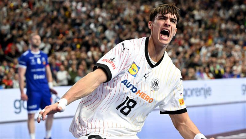 Handballer beißen sich im schwächsten Spiel bisher durch Julian Köster erzielte das letzte, umjubelte deutsche Tor.