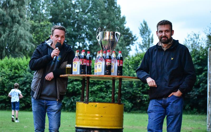 Julian Meyer (links) und Jan Niklas Meyer von der Dorfgemeinschaft Ahrensmoor stellen den Aue-Pokal 2026 auf die Beine. Die Gäste versorgen die Gastgeber unter anderem mit 1260 Liter Bier.