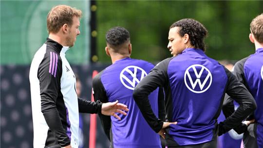 Deutschlands Bundestrainer Julian Nagelsmann (l) und Leroy Sane unterhalten sich während des Trainings.