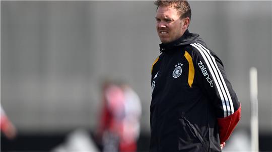 Julian Nagelsmann beobachtet das Training der Nationalmannschaft. 