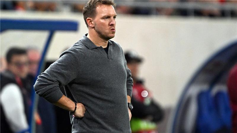 Julian Nagelsmann blickt skeptisch auf das Spielfeld. 