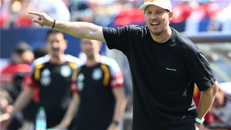 Julian Nagelsmann gibt Anweisungen bei der WM-Generalprobe der Nationalmannschaft.