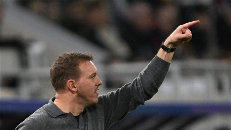 Julian Nagelsmann gibt eine Anweisung an seine Spieler. 