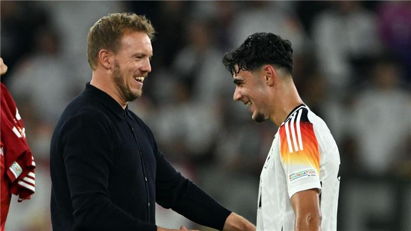 Julian Nagelsmann (l) und Aleksandar Pavlovic - der junge Münchner debütierte unter dem Bundestrainer in der Nationalmannschaft.