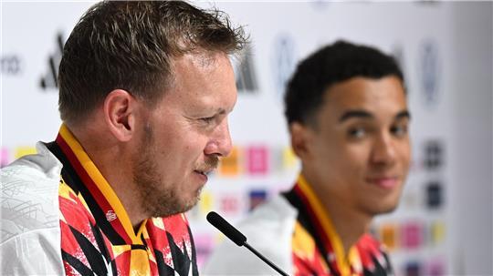 Julian Nagelsmann (l.) und Jamal Musiala (r.) sprechen bei der DFB-Pressekonferenz. 
