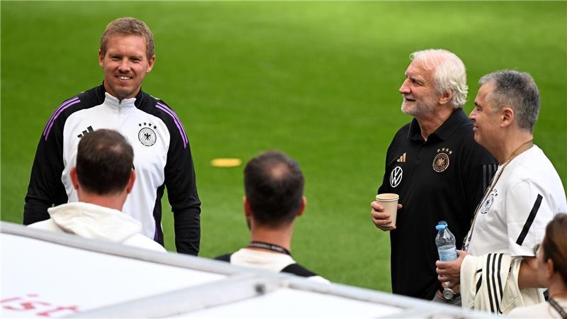 Julian Nagelsmann (l.) und Rudi Völler (2.v.r.) bekommen in Washington die WM-Gruppengegner zugelost. (Archivbild)