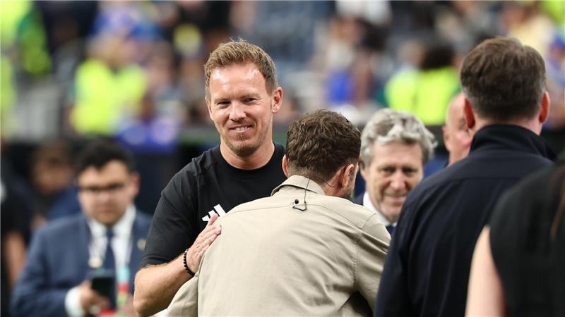 Klopp mit Entschuldigung: Hätte mir „aufs Maul hauen können“ Julian Nagelsmann (l) und Thomas Müller treffen sich vor dem Spiel.