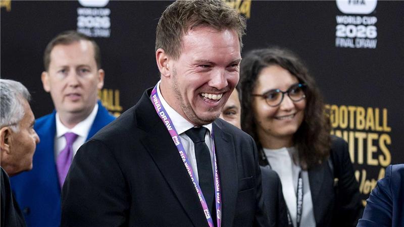 Julian Nagelsmann lacht auf seinem Weg zur Auslosung. 