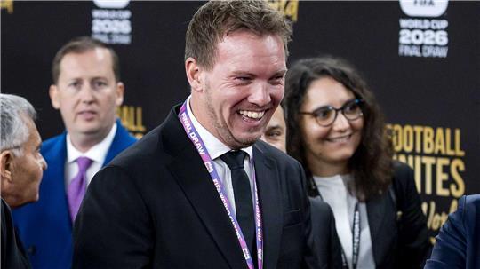 Julian Nagelsmann lacht auf seinem Weg zur Auslosung. 