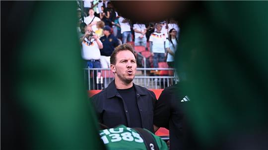 Julian Nagelsmann mag die Situation bei der Nationalhymne mit den Fotografen vor ihm nicht. 