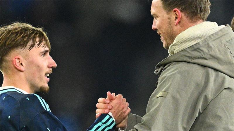 Nagelsmanns WM-Erkenntnisse: Wildes Spiel mit Lernkurven Julian Nagelsmann (r.) gratuliert DFB-Debütant Lennart Karl.