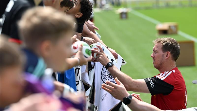 Julian Nagelsmann schreibt Autogramme für Fans der Nationalmannschaft (Archivbild). 