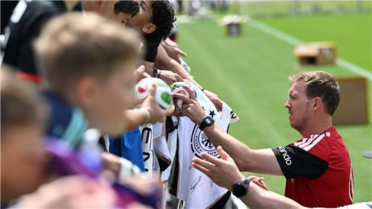 Julian Nagelsmann schreibt Autogramme für Fans der Nationalmannschaft (Archivbild). 