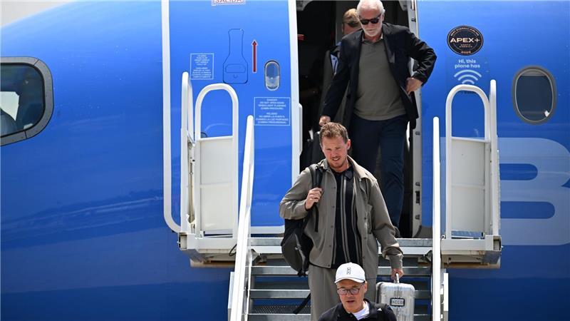 Julian Nagelsmann und Rudi Völler verlassen das Flugzeug in Winston-Salem.
