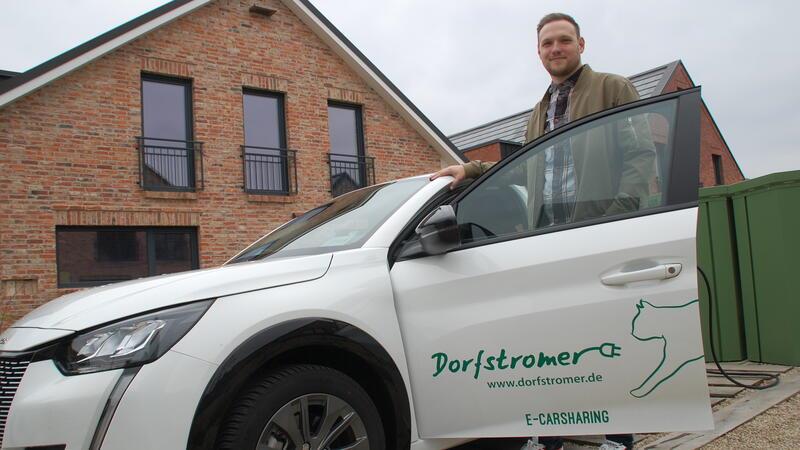 Neuer Standort für Harsefelder Dorfstromer: Carsharing startet in Smart City Julian Niebuhr wohnt in der Harsefelder Smart City und nutzt das Dorfstromer-E-Mobil.