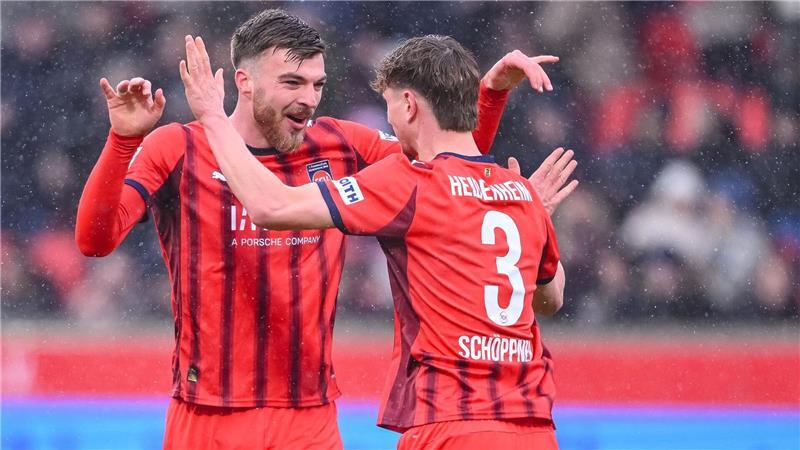 Julian Niehues (l)  und Jan Schöppner (r) feiern den zweiten Heidenheimer Treffer. 