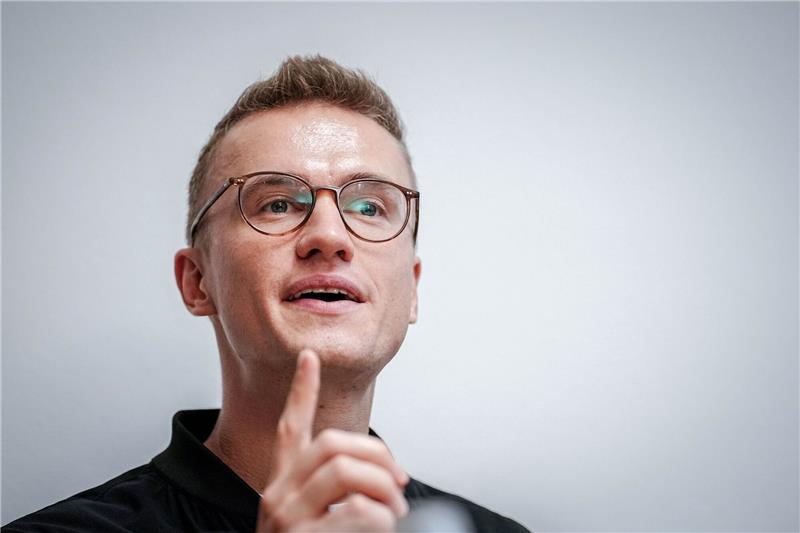Zwei Jahre nach der Wahl: Ein Seenotretter im Parlament Julian Pahlke (Bündnis 90/Die Grünen) hat mit Hasskommentaren zu kämpfen.