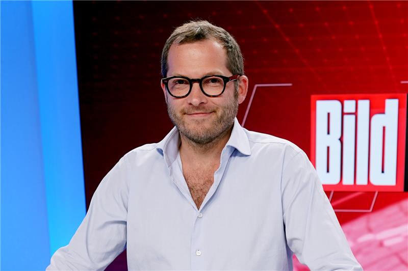 Drastischer Umbau: „Bild“ streicht Hamburger Print-Ausgabe Julian Reichelt, damals Chefredakteur der «Bild», steht im Studio des TV-Senders «Bild». Die Klage des Medienkonzerns Axel Springer gegen seinen früheren «Bild»-Chefredakteur Julian Reichelt beschäftigt am 09.06.2023 das Berliner Arbeitsgericht. Foto: Jörg Carstensen/dpa