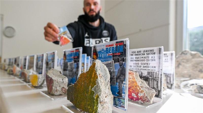 Die Mauer als Souvenir: Das Geschäft mit den Steinbrocken Julian Sacha ist mit seinem Bruder Geschäftsführer von Berlin Souvenirs.