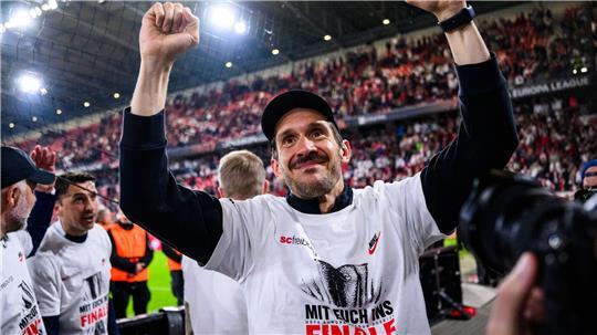 Julian Schuster jubelte emotional über den Finaleinzug - und möchte seinen Weg mit dem SC Freiburg nun krönen. (Archivbild)